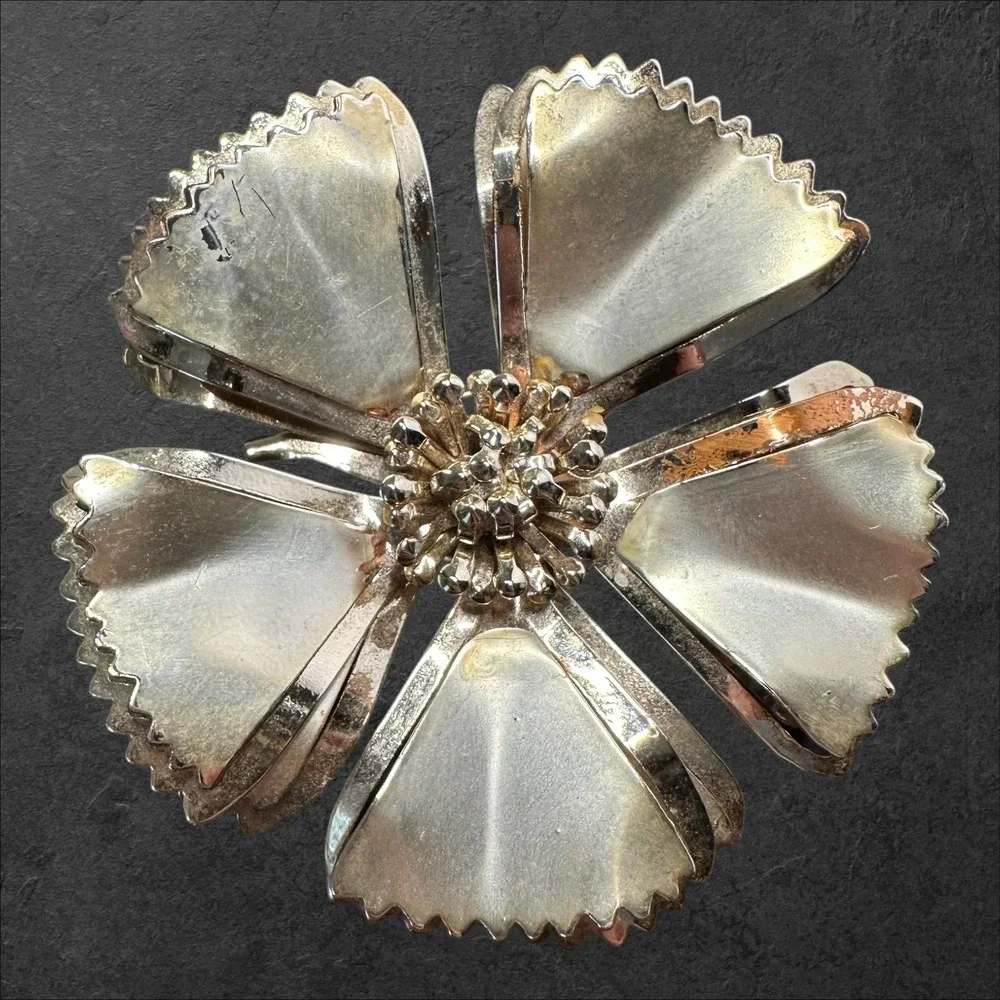 Flower Brooch Gold/Brass Tone Scalloped Mid-Century Style -‎ See photos